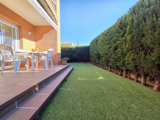 Chalet esquinero adosado en Vilafortuny — 2