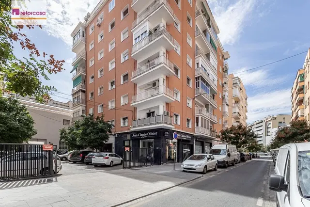 PISO JUNTO A HIPERCOR · ÚLTIMA PLANTA · MUCHA LUZ · ASCENSOR · METRO — 25