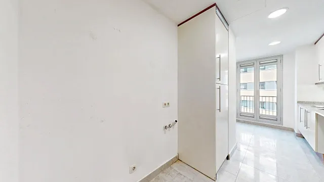 Poblenou: luz natural, dos amplias habitaciones y parking y trastero incluidos en el precio. — 27