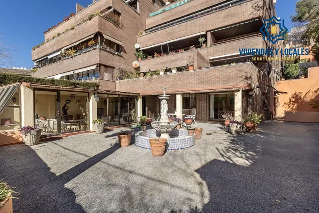 EXCLUSIVO PISO CON JARDÍN PRIVATIVO EN UNA DE LAS MEJORES URBANIZACIONES DE GRANADA — 2