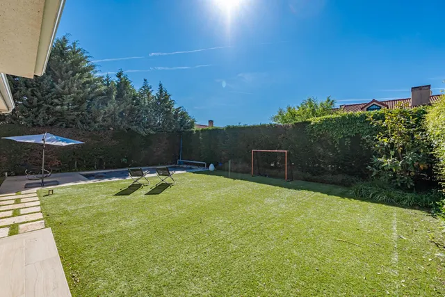 MAGNÍFICO CHALET EN LA SIERRA DE GUADARRAMA PARA VIVIR EN UNA PLANTA Y LISTO PARA ENTRAR A 25 MINUTOS DE MADRID CON PORCHE, JARDÍN Y PISCINA — 38