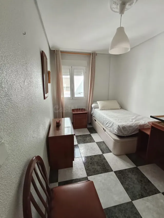“110 m2 · 4 dormitorios · Terraza · balcón · Junto a univers - foto 4