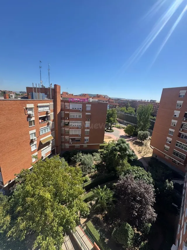 MUY AMPLIO!! CON 3 DORMITORIOS, DOS BAÑOS Y COCINA INTEGRADA