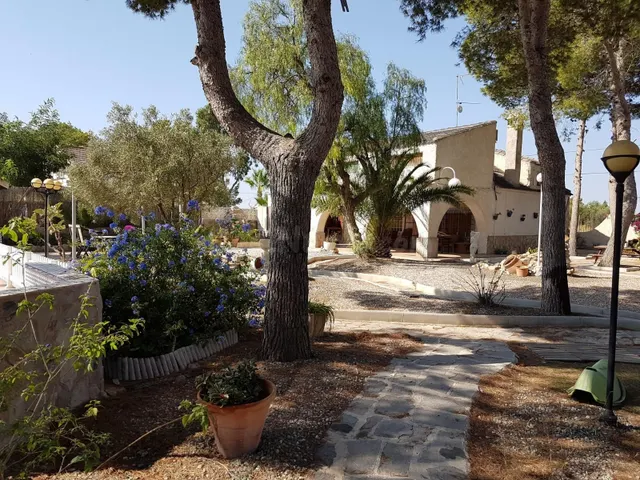 Chalet independiente con piscina, pista de tenis y zona infa