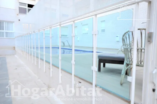 Impecable y reformado en residencial con terraza, piscina y dos plazas de garaje, cerca del centro — 10