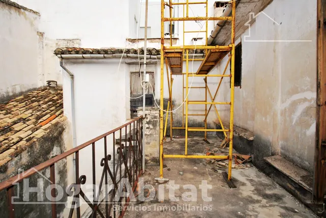 Amplia casa esquinera con terraza y trastero en el centro — 21