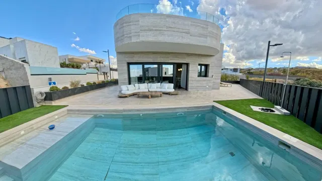 ✨ Alquiler de exclusiva casa de diseño en Altos de La Zubia 