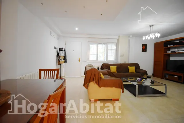 ADOSADO CON 3 TERRAZAS, BALCÓN, PISCINA Y GARAJE — 45