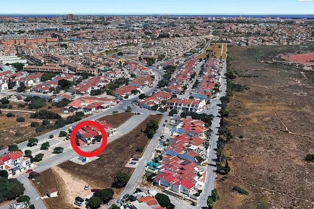 Bungalow reformado con 2 dormitorios, 1 baño y una amplia terraza frontal. Zona tranquila cerca de colegios y con buenas conexiones de transporte público. — 33