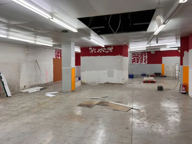 Gran local comercial en Av. Estanislao Figueres a 50 metros de Rambla Nova. — 14