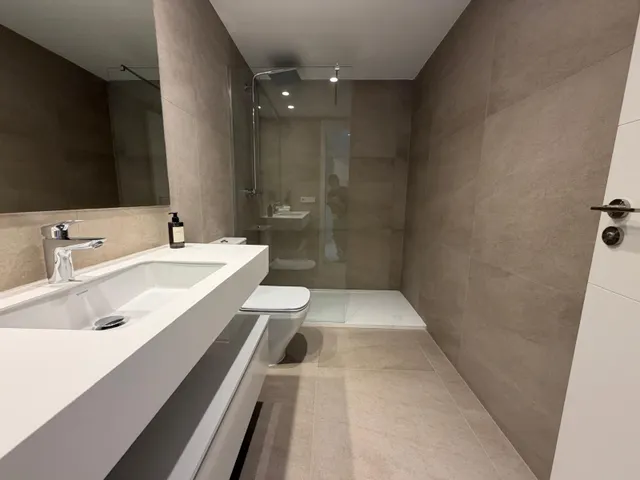 Piso de obra nueva con terraza y garaje en Valencia — 6