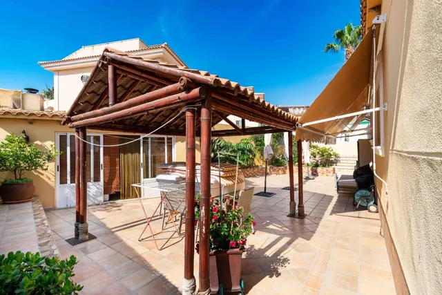 Soleado chalet de 4 dormitorios, garaje, piscina y cocina ex - foto 5