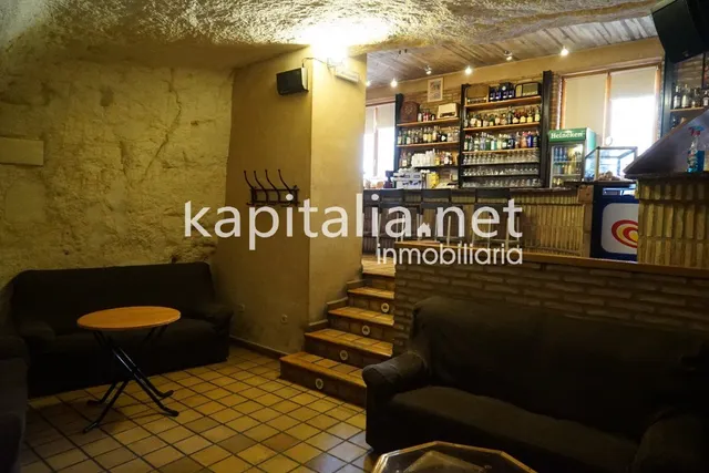 Bar en la emblemática población de Bocairent. — 13