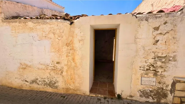 ¿Buscas espacio sin límites? 400 m2 de puro potencial en el corazón de Uleila. — 6