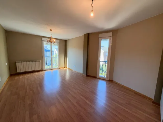 VENTA: Amplio Chalet en la Exclusiva Zona de Compostilla. — 13