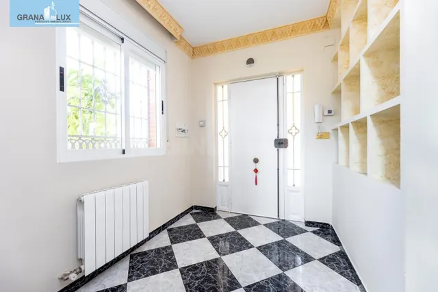 Amplio Chalet con piscina, pista deportiva y vistas en Ogíjares. — 2