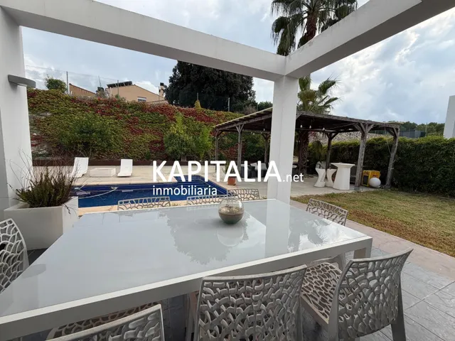 ESPECTACULAR CHALET DE DISEÑO EN URBANIZACIÓN CON PISCINA. — 4