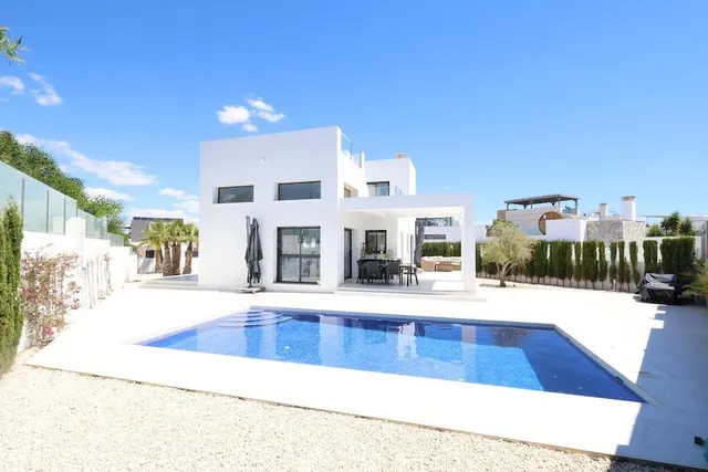 VILLA MODERNA EN CIUDAD QUESADA DE 3 DORM. 3 BAÑOS. CON PARC