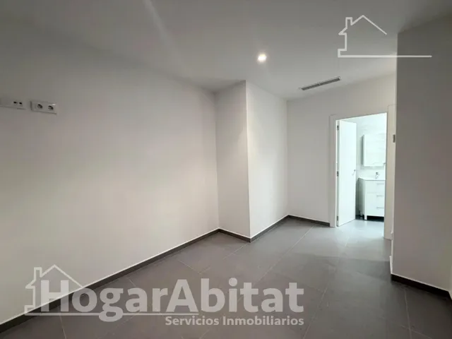 Estrena diseño y máxima eficiencia en esta moderna planta baja reformada con piscina y garaje — 16
