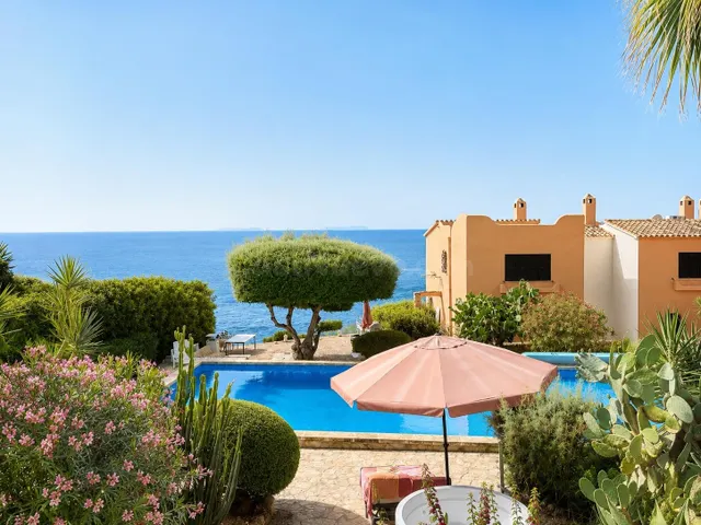 Exclusivo chalet adosado en primera línea de mar con impresi - foto 3