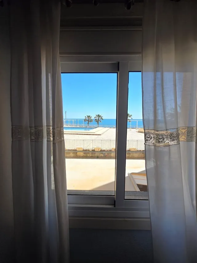 MAGNIFICA VIVIENDA EN PRIMERA LINEA DE PLAYA Y CON PISCINA COMUNITARIA, IDEAL PARA VIVIR TODO EL AÑO — 30