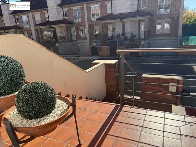 CHALET PAREADO  PRÓXIMO A ESPACIO LEÓN — 13
