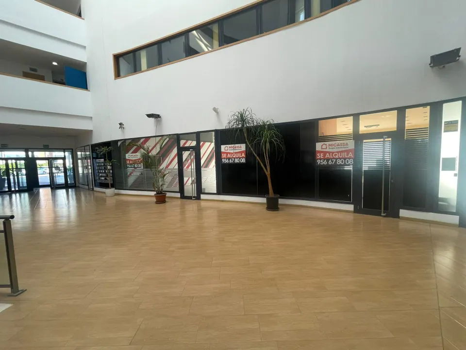 SE ALQUILA ESPACIOSO LOCAL EN UNO DE LOS CENTROS DE NEGOCIOS CON MAYOR PROYECCIÓN DE LA COMARCA