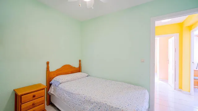 Bungalow en planta baja de 3 dormitorios con jardín y piscina comunitaria en Torrevieja — 17