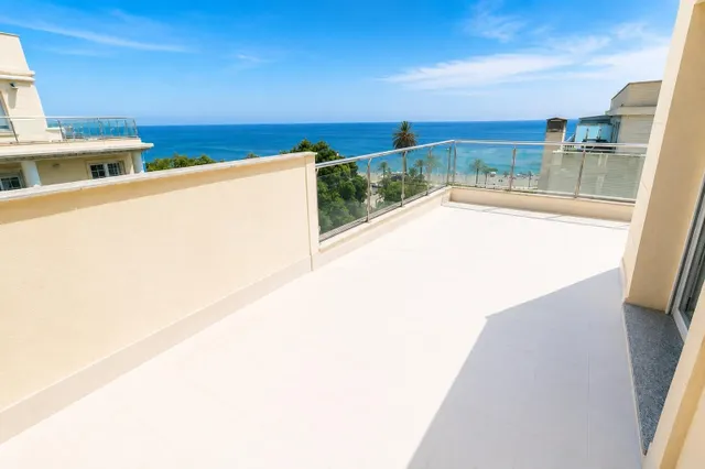 Ático con gran terraza y vistas al mar — 16