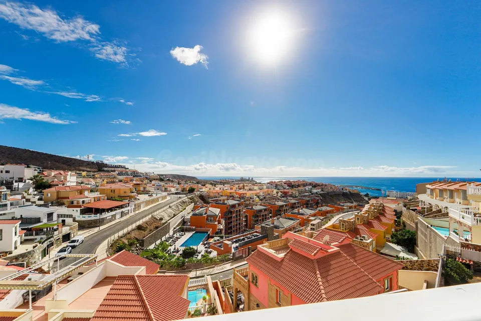 Elegante villa de 4 dormitorios en Arguineguín | Vistas panorámicas al mar, gran parcela y un potencial excepcional!
