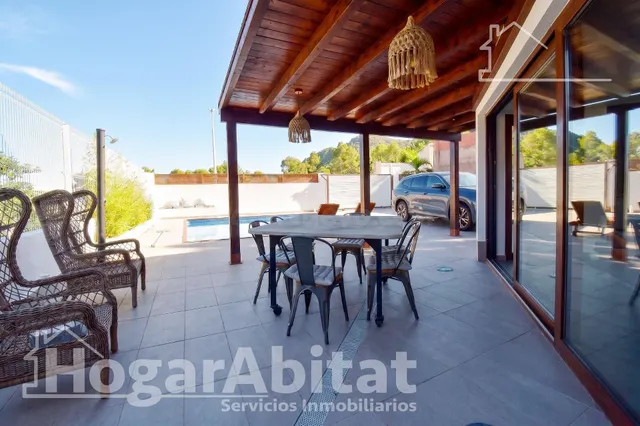 ¡CHALET DE LUJO! AMPLIO Y SOFISTICADO CON PARKING, PISCINA Y - foto 3