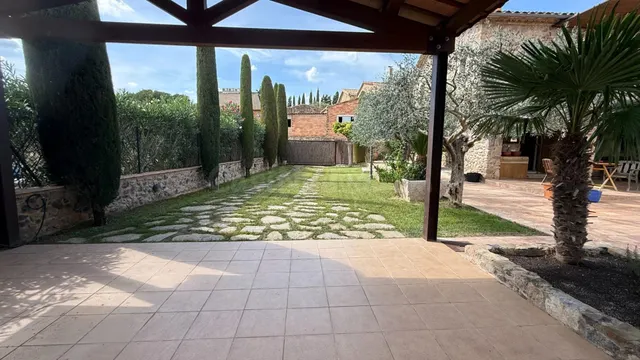 EXCLUSIVA CASA RÚSTICA CON JARDÍN, PISCINA Y VISTAS ABIERTAS - foto 5