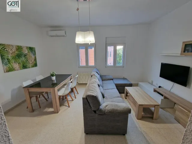Amplio y Luminoso Piso en el Corazón de Granada por €900 — 10