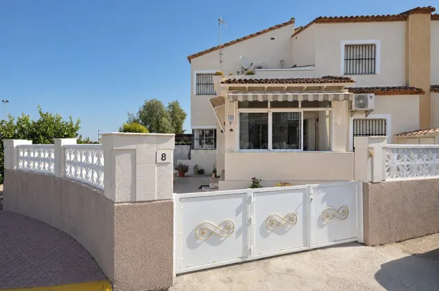Encantadora vivienda de esquina con 2 dormitorios y orientac