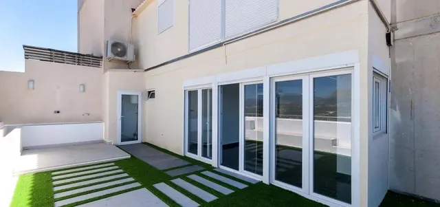 Impresionante Ático -Dúplex reformado de lujo y vistas magnificas al mar y bahía de Benidorm. — 6