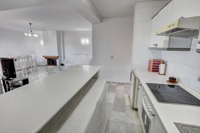 Piso de 2 Dormitorios alado de la Playa con Vistas al Mar, Piscina y Garaje — 15