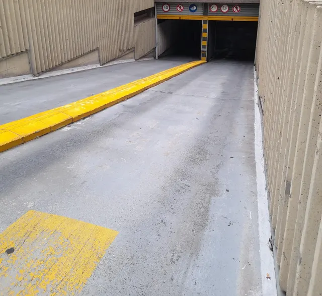 Gran plaza de parking de 15m2 cerca de la estación de tren de Sants - Barcelona — 5