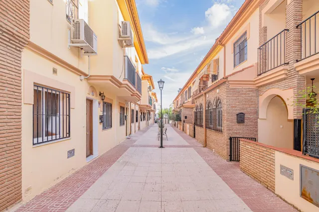 OPORTUNIDAD EN VENTA DE CASA ADOSADA DE 3 DORMITORIOS EN VEGAS DEL GENIL — 28