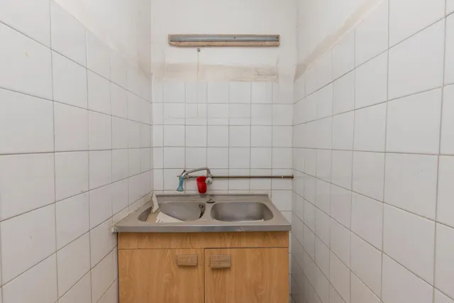 ⭐ LOCAL EN ESQUINA EN GRANADA CAPITAL – CREA TU PROPIO PROYECTO DESDE CERO — 8