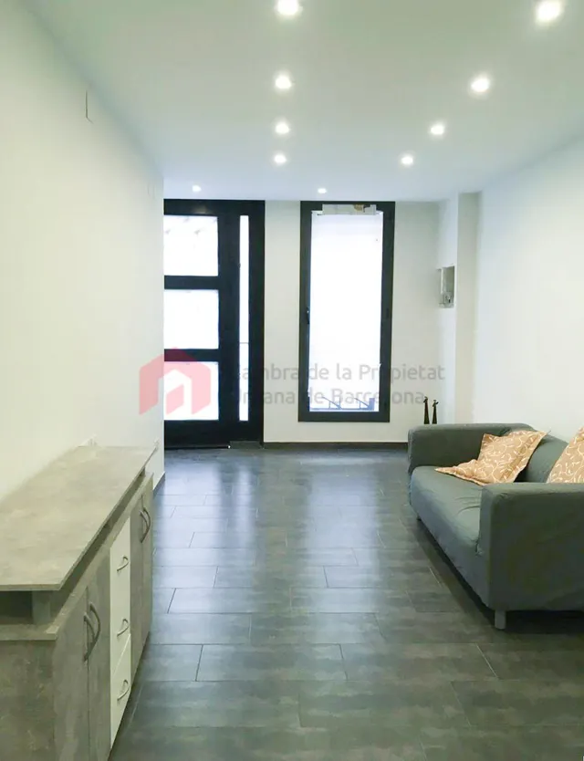 Local comercial de 990 m2 distribuidos en 2 plantas y con 2 viviendas. — 21