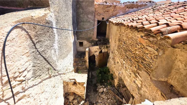 ¿Buscas espacio sin límites? 400 m2 de puro potencial en el corazón de Uleila. — 12