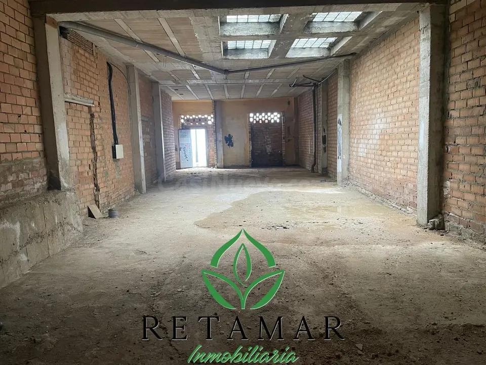 Local comercial en bruto de 120 metros en calle principal del casco historico