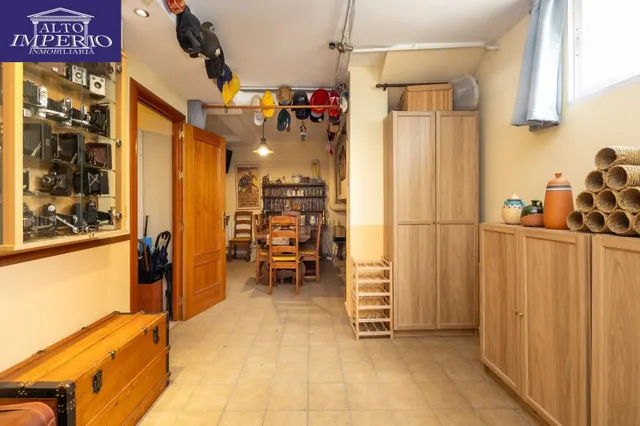 AMPLIA CASA ADOSADA DE 241 m2 CON 4 DORMITORIOS, GARAJE, SÓTANO, PATIO Y TERRAZAS — 17