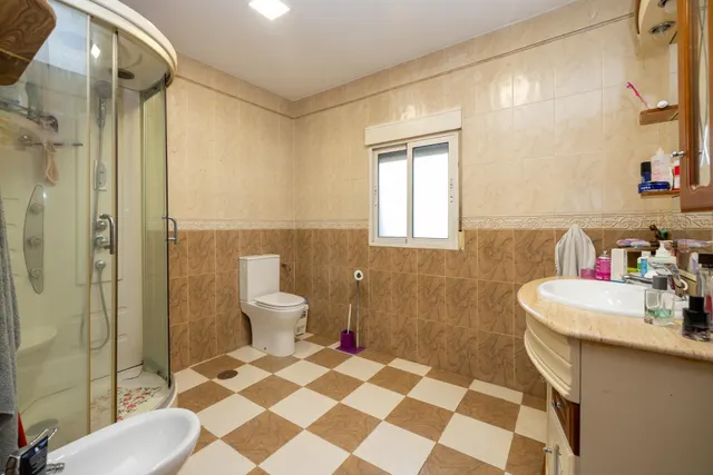 Casa con estupenda ubicación en Armilla. avenida de los ogíjares — 18
