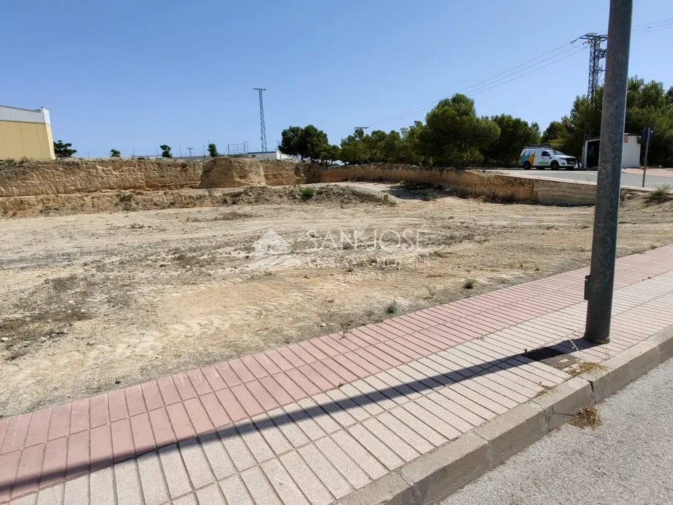 SE VENDE TERRENO URBANO CON USO TERCIARIO EN MONFORTE DEL CID