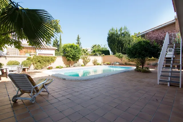 MAGNIFICO CHALET CON PISCINA EN COLINAS BERMEJAS — 35
