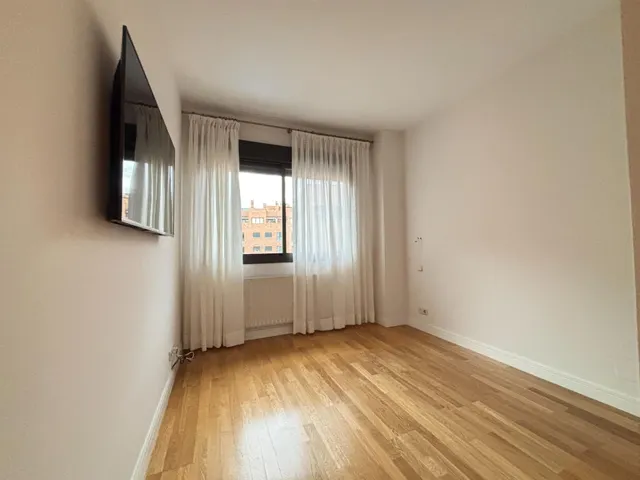 Piso EXTERIOR de 3 DORM con 2 plazas de garaje y piscina en Sanchinarro — 8