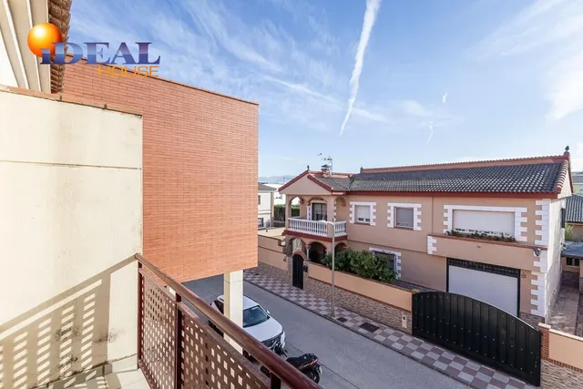 Amplia casa de 182 m2 con patio, gran sótano y a menos de 5 minutos del metro — 18
