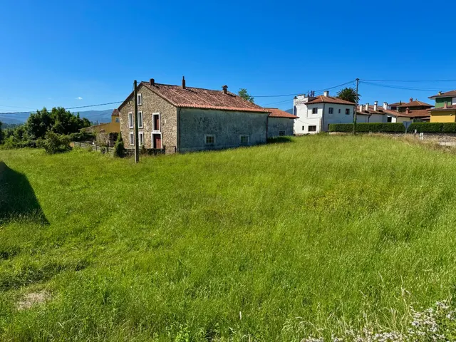 CONJUNTO DE EDIFICACIONES CON TERRENO URBANO EN LA REVILLA. — 38