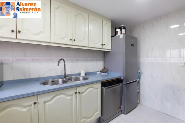 Casa independiente con piscina en La Zubia. — 11
